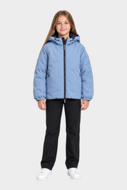 Ragazza indossa giubbino reversibile Follower SRL azzurro con cappuccio e zip nera su sfondo bianco