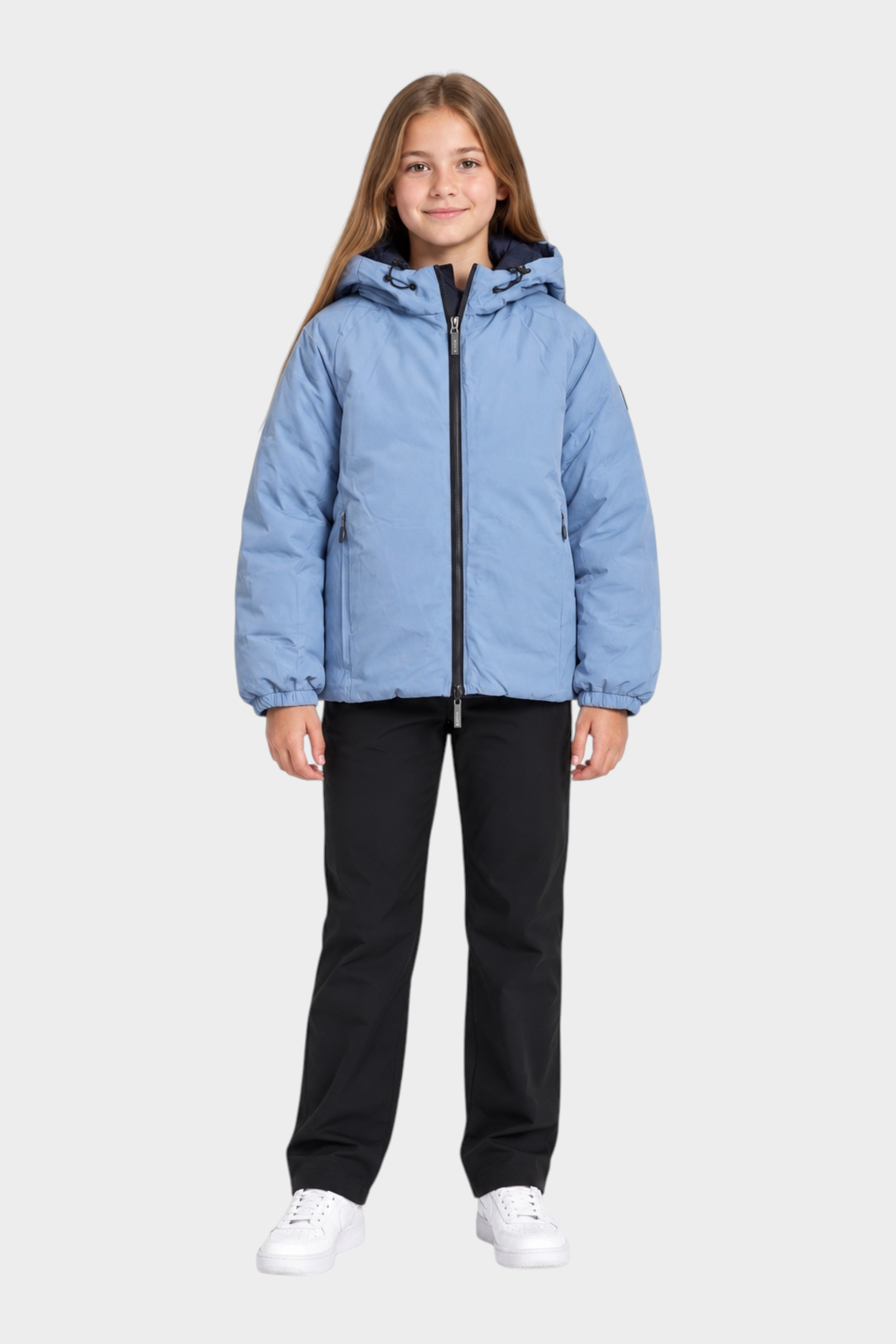 Ragazza indossa giubbino reversibile Follower SRL azzurro con cappuccio e zip nera su sfondo bianco