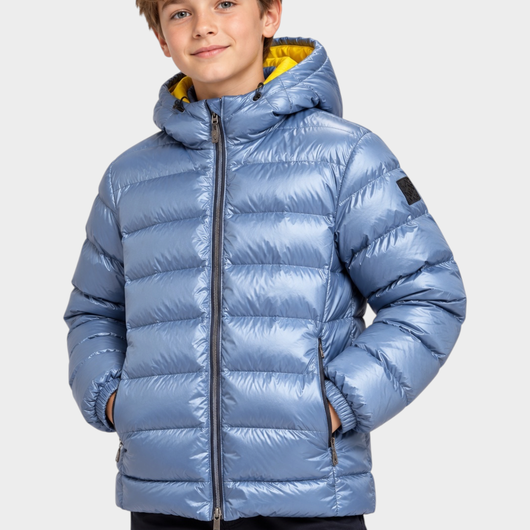 Ragazzo indossa giubbino reversibile Follower SRL azzurro lucido con cappuccio e interno giallo