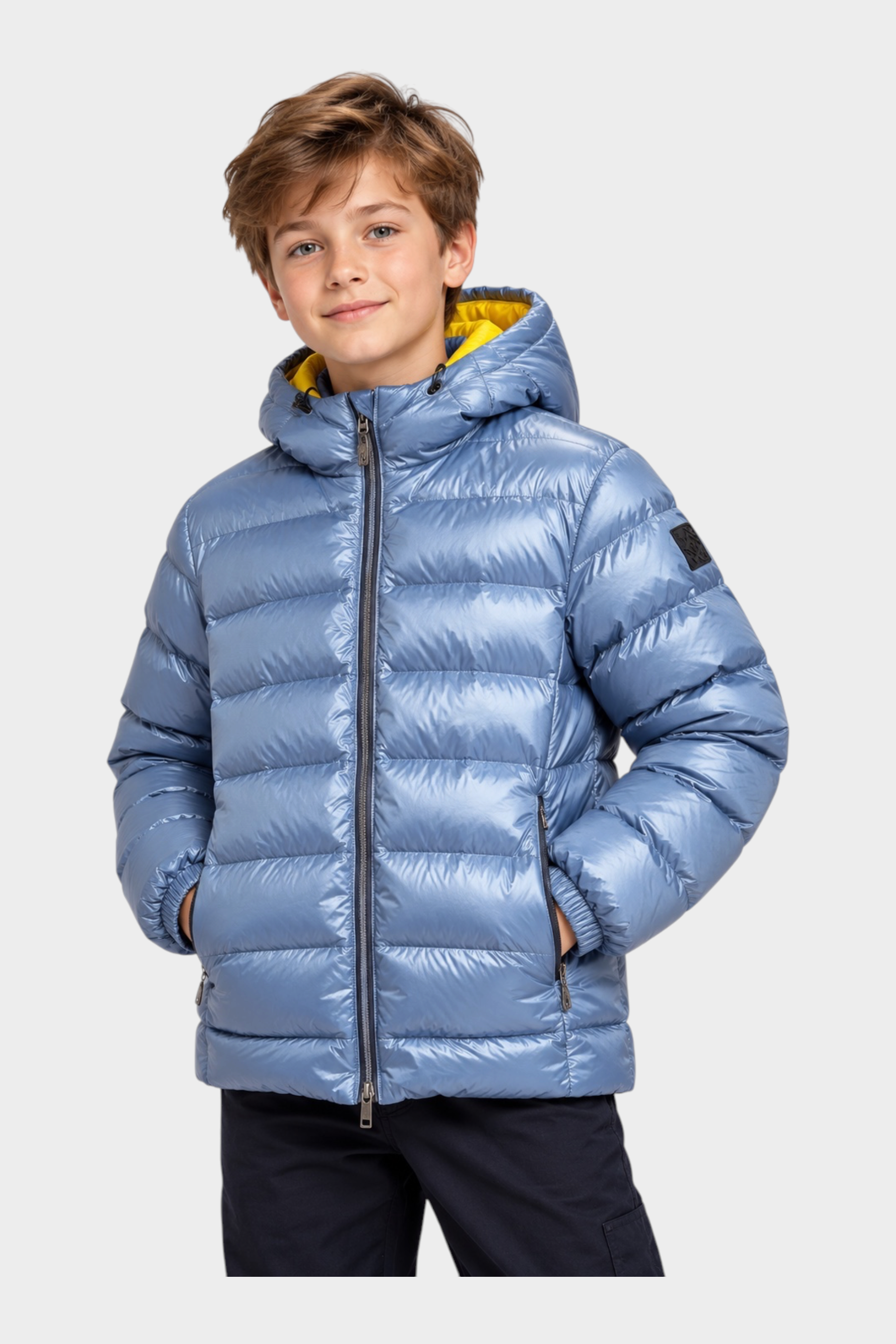 Ragazzo indossa giubbino reversibile Follower SRL azzurro lucido con cappuccio e interno giallo