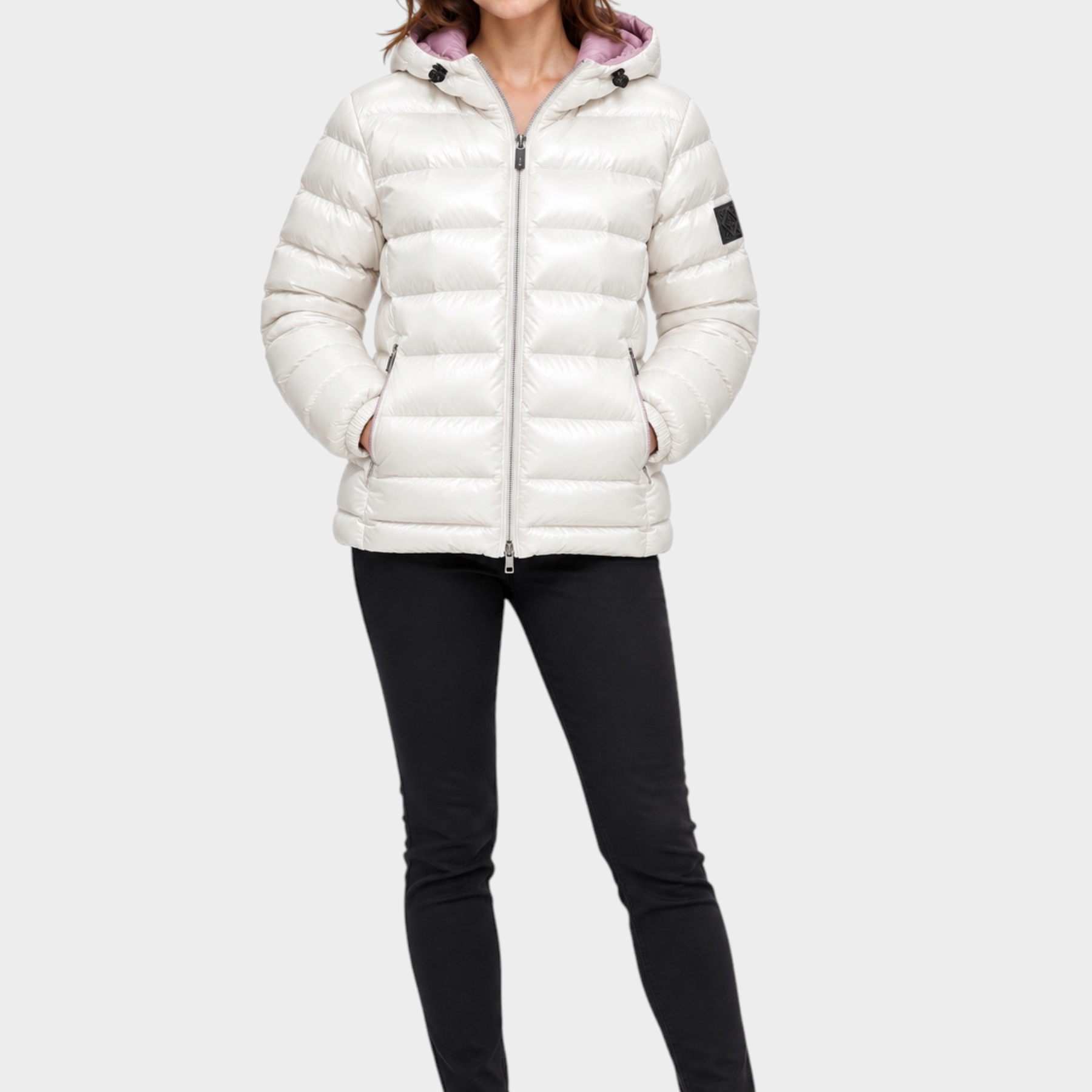 Modella indossa giubbino reversibile Follower SRL bianco lucido con cappuccio e chiusura a zip