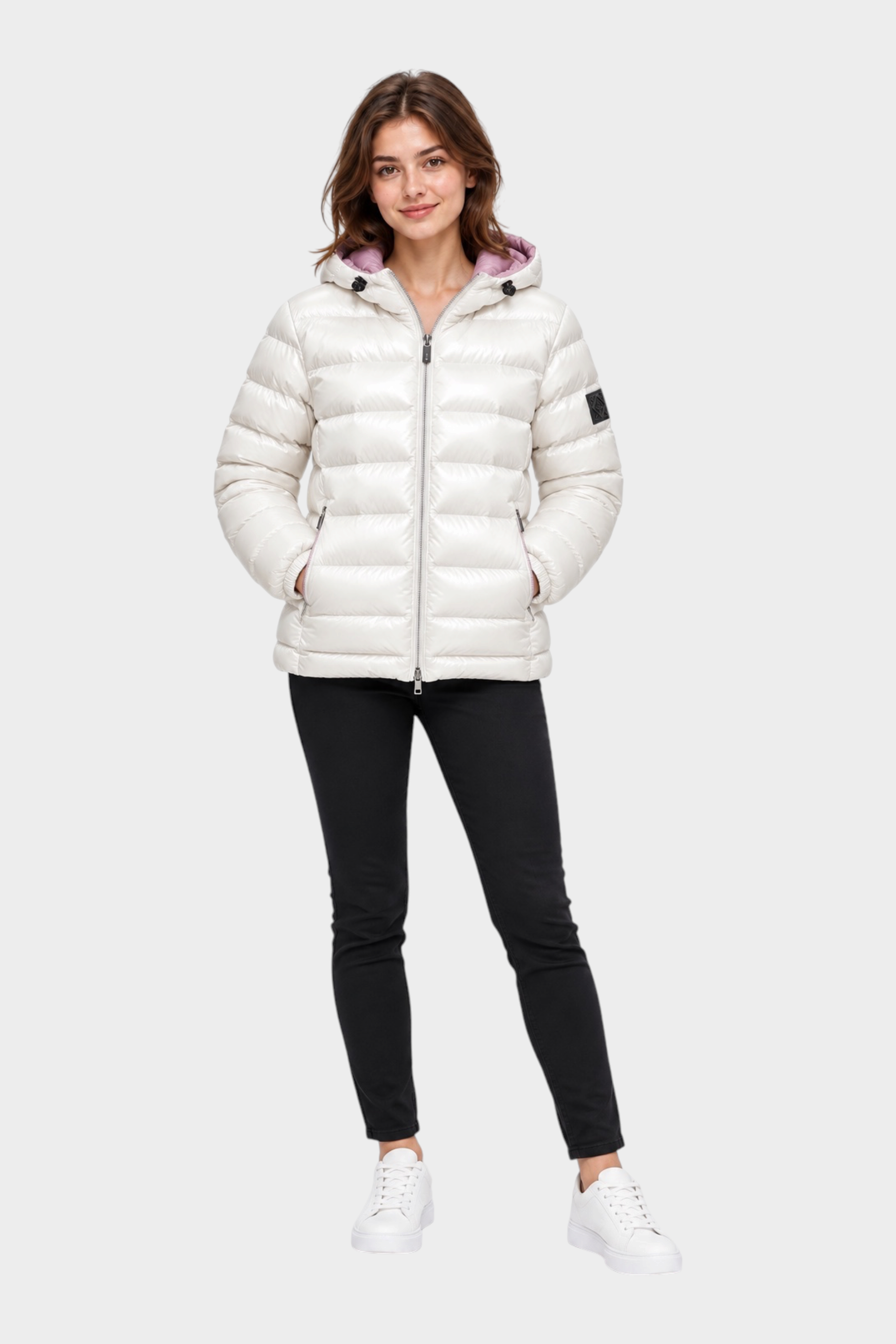 Modella indossa giubbino reversibile Follower SRL bianco lucido con cappuccio e chiusura a zip