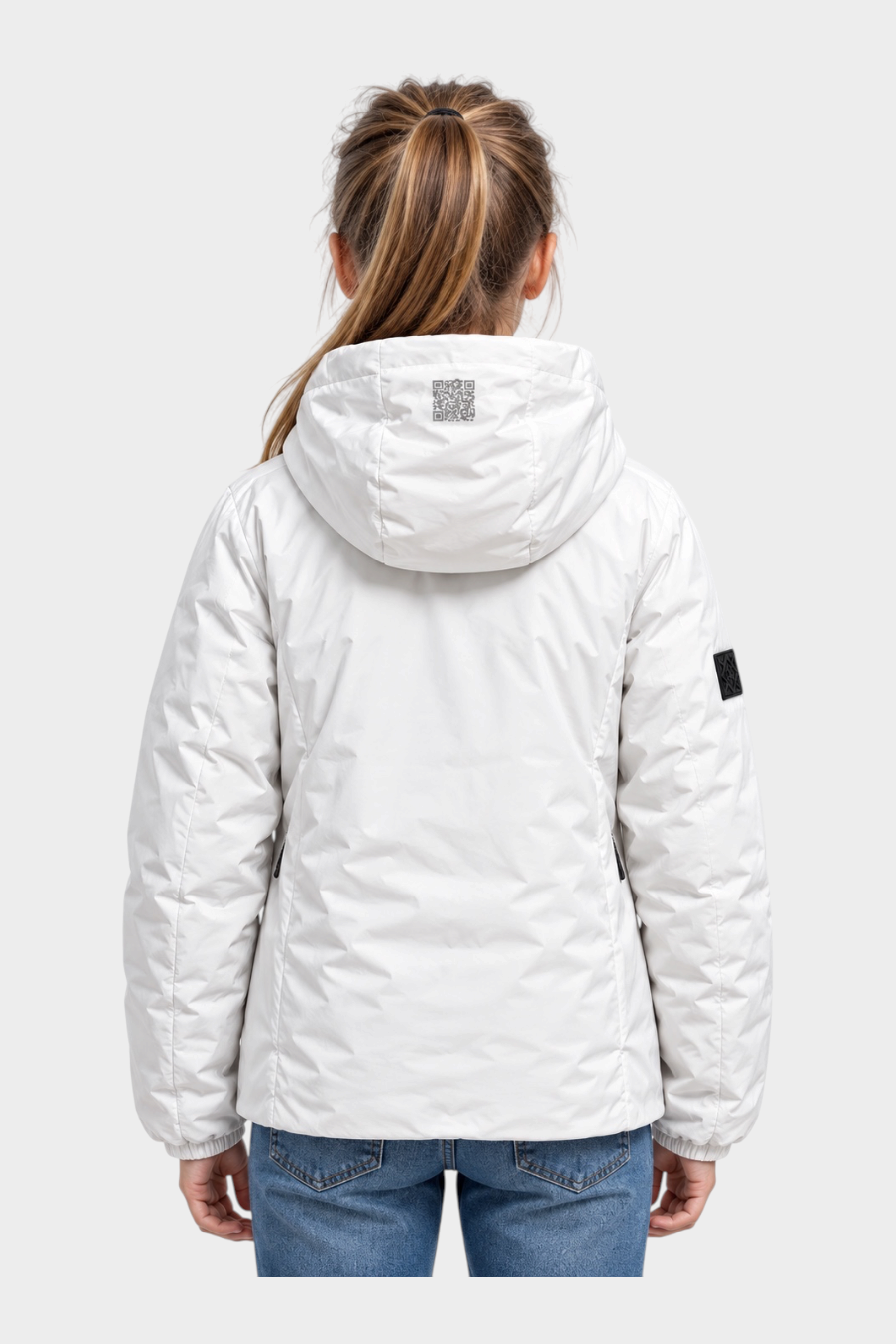Vista posteriore del giubbino reversibile Follower SRL bianco con cappuccio e dettaglio QR code stampato