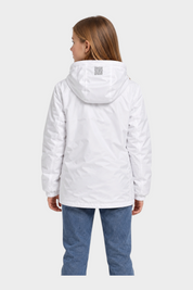 Ragazza indossa giubbino reversibile bianco Follower SRL con cappuccio e dettaglio QR code sul retro