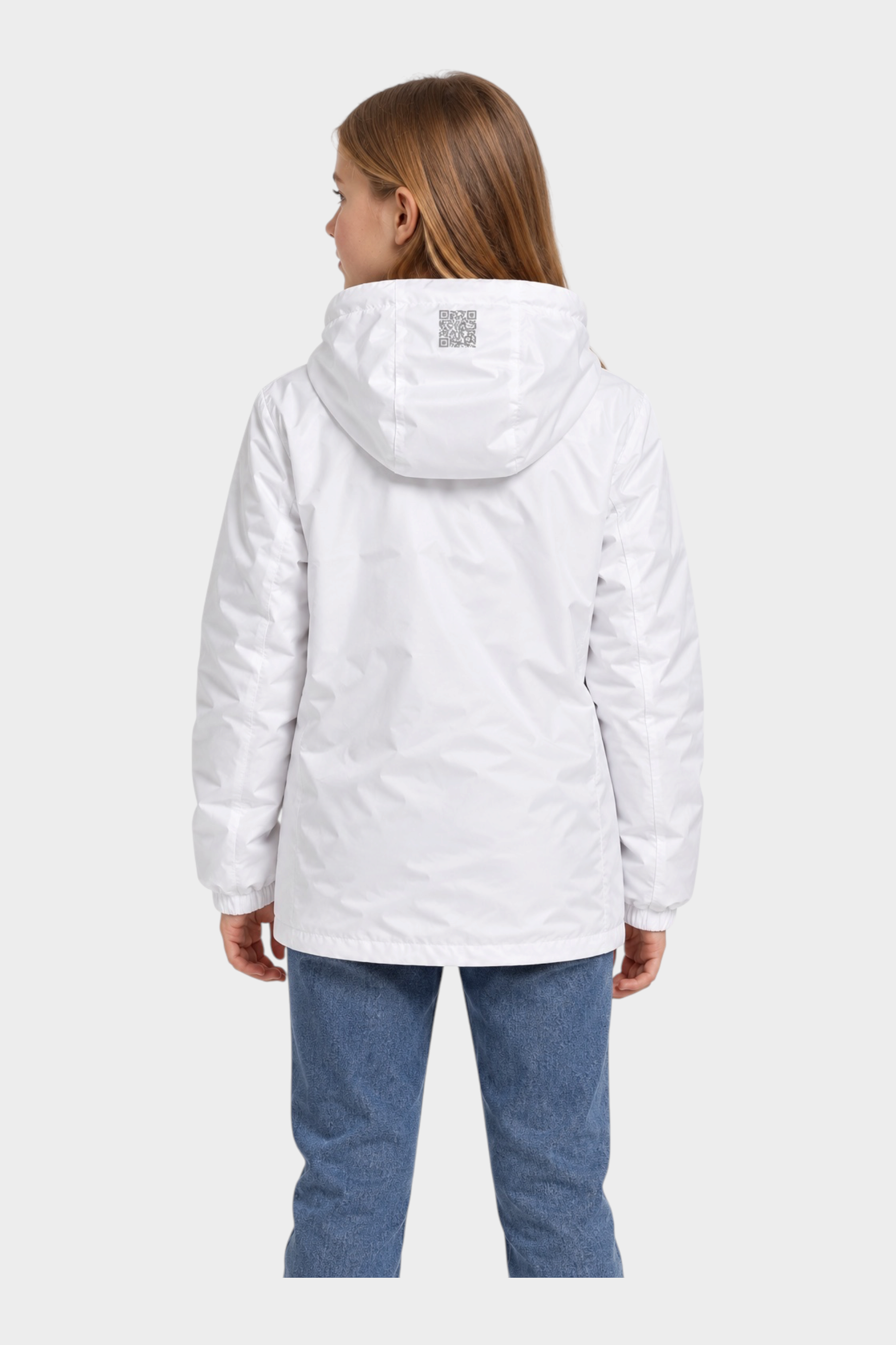 Ragazza indossa giubbino reversibile bianco Follower SRL con cappuccio e dettaglio QR code sul retro