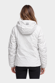 Vista posteriore del giubbino reversibile Follower SRL bianco con cappuccio, indossato da una modella