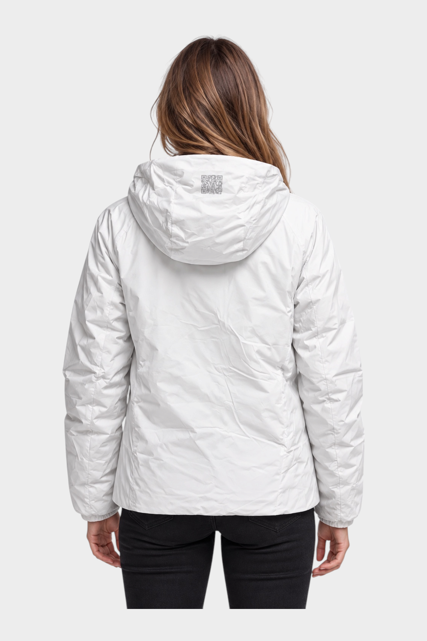 Vista posteriore del giubbino reversibile Follower SRL bianco con cappuccio, indossato da una modella