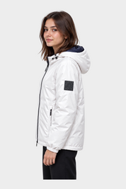 Modella indossa giubbino reversibile Follower SRL bianco con cappuccio e logo nero sulla manica