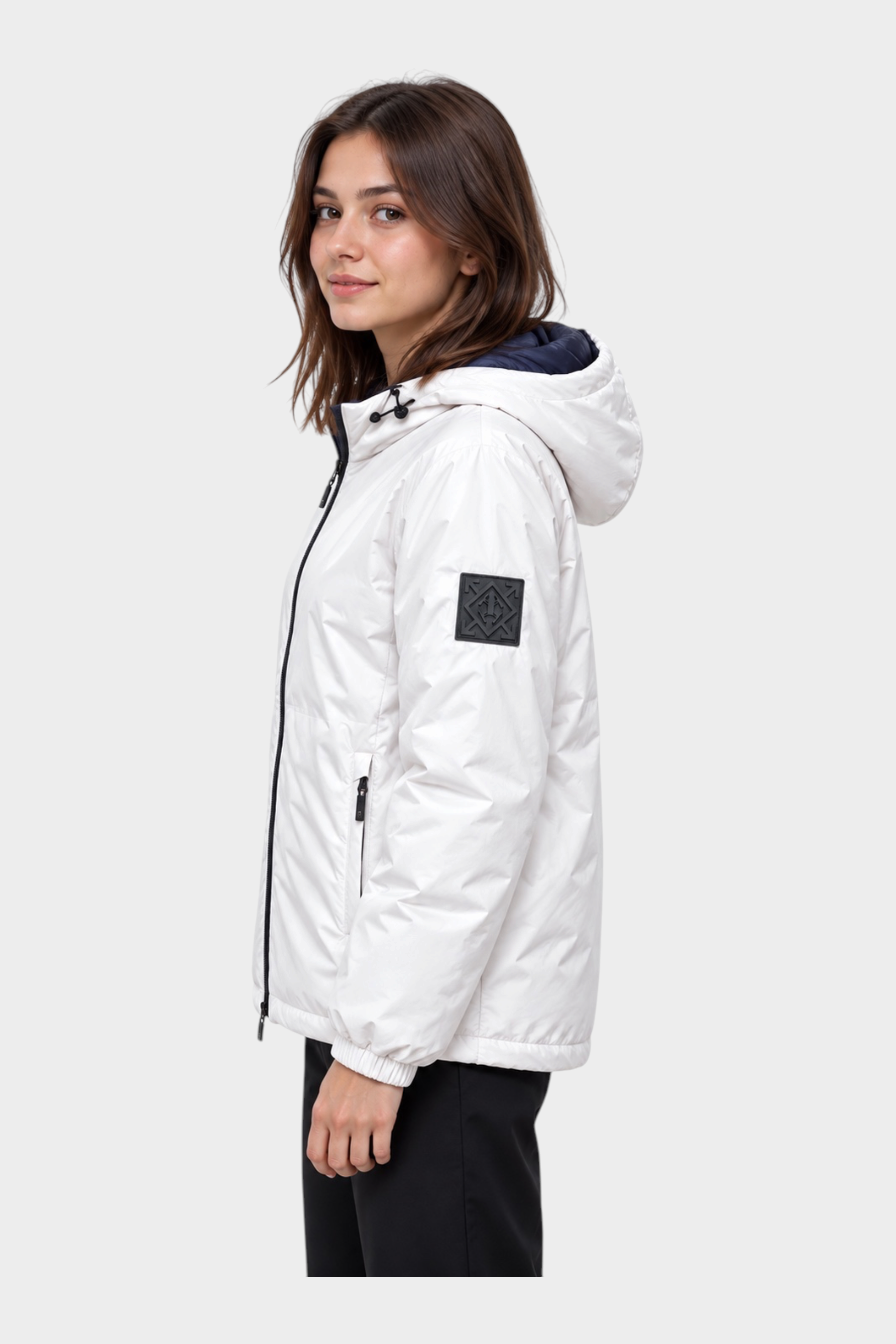 Modella indossa giubbino reversibile Follower SRL bianco con cappuccio e logo nero sulla manica