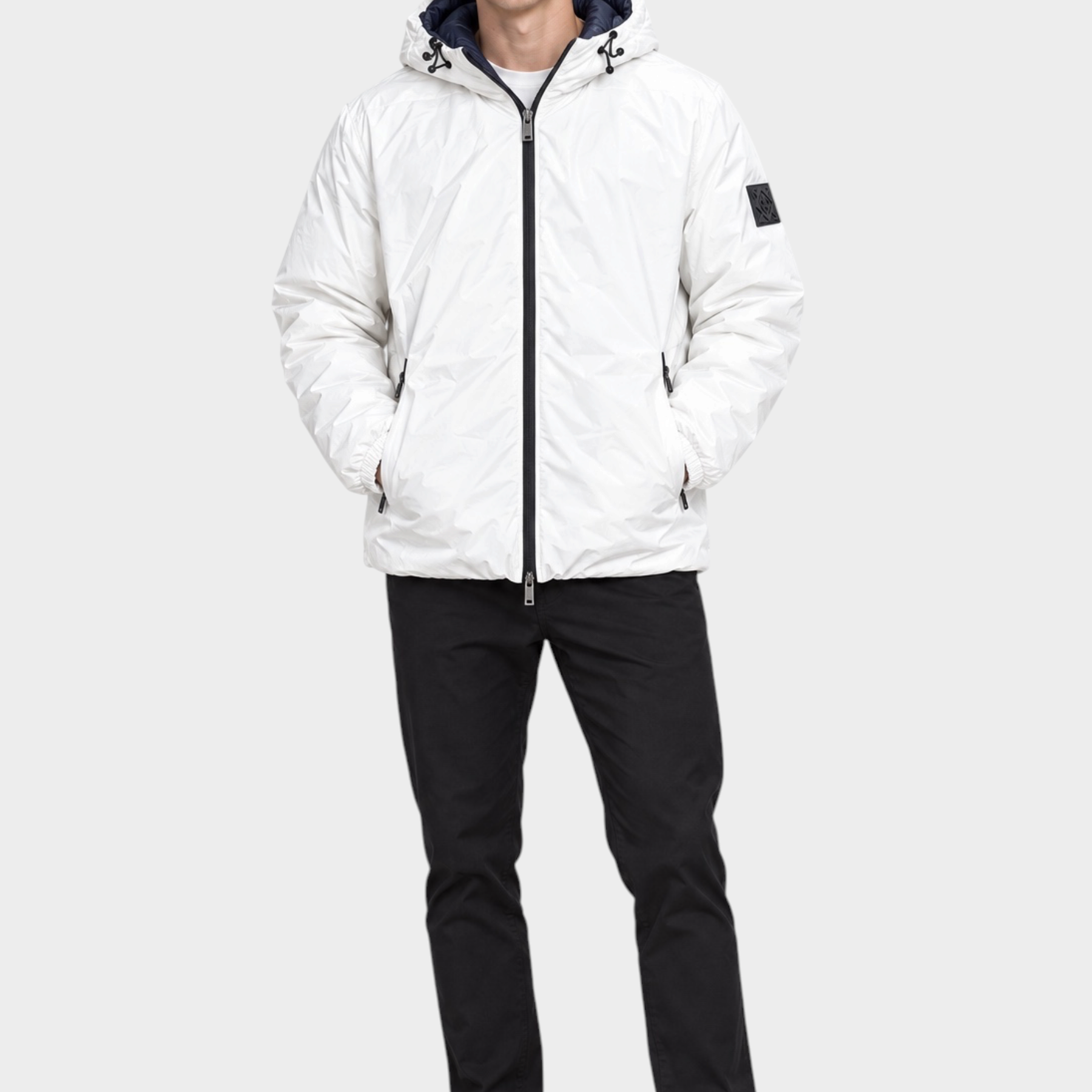 Modello indossa giubbino reversibile Follower SRL bianco con cappuccio e zip nera, stile casual invernale