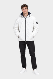 Modello indossa giubbino reversibile Follower SRL bianco con cappuccio e zip nera, stile casual invernale