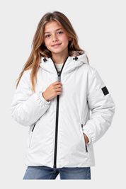 Ragazza indossa un giubbino reversibile Follower SRL bianco con cappuccio e zip nera