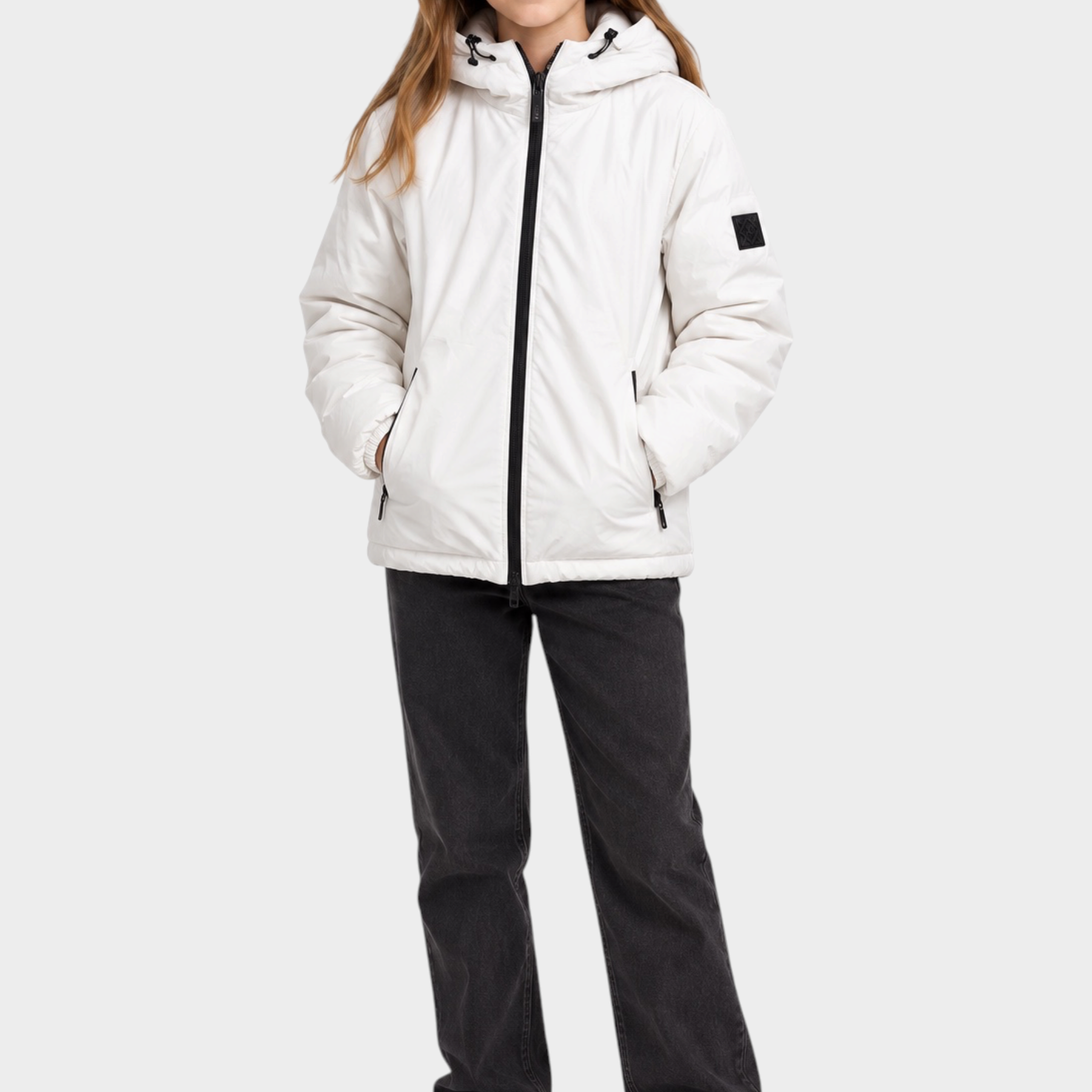Ragazza indossa giubbino reversibile bianco Follower SRL con cappuccio e zip nera su sfondo neutro
