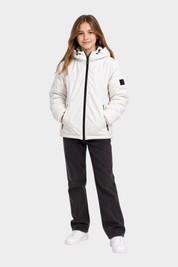 Ragazza indossa giubbino reversibile bianco Follower SRL con cappuccio e zip nera su sfondo neutro