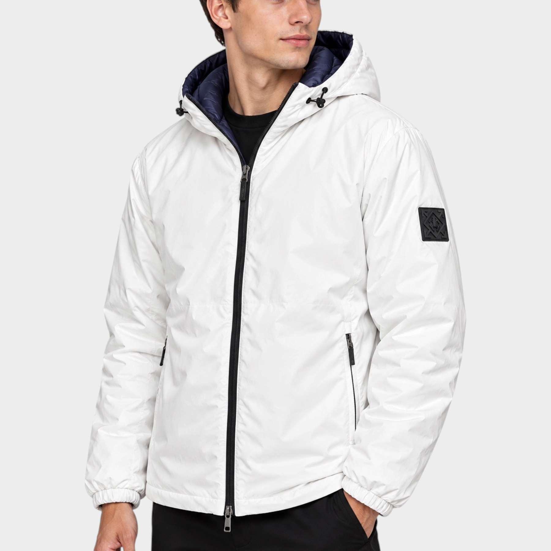 Modello indossa giubbino reversibile Follower SRL bianco con cappuccio e dettagli blu scuro