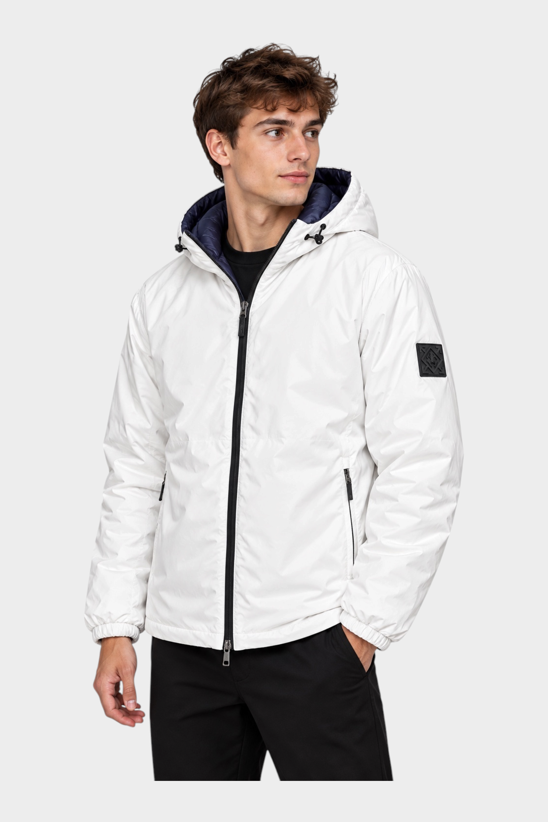 Modello indossa giubbino reversibile Follower SRL bianco con cappuccio e dettagli blu scuro