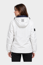 Giubbino reversibile Follower SRL bianco con cappuccio e stampa QR code sul retro indossato da una modella