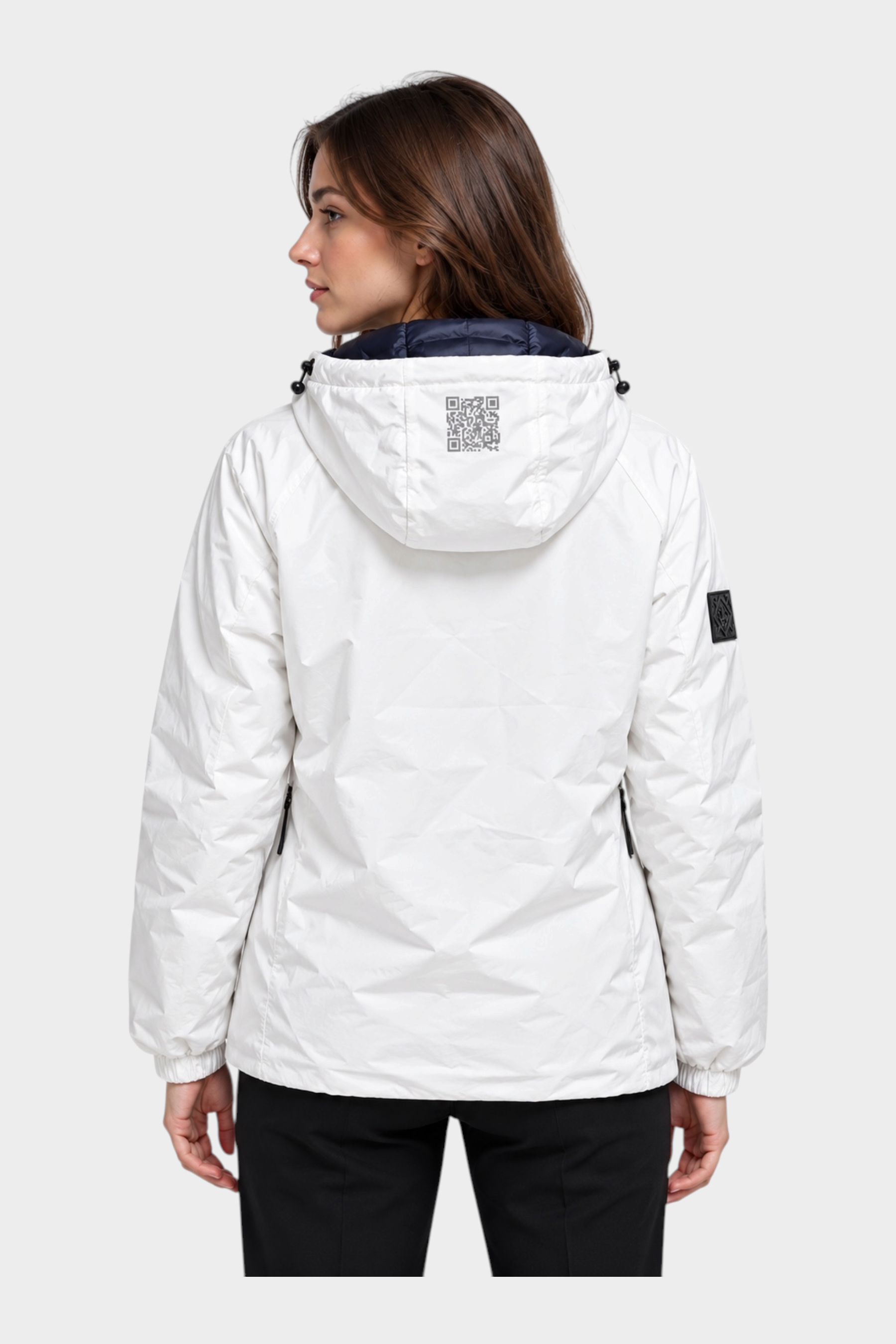 Giubbino reversibile Follower SRL bianco con cappuccio e stampa QR code sul retro indossato da una modella