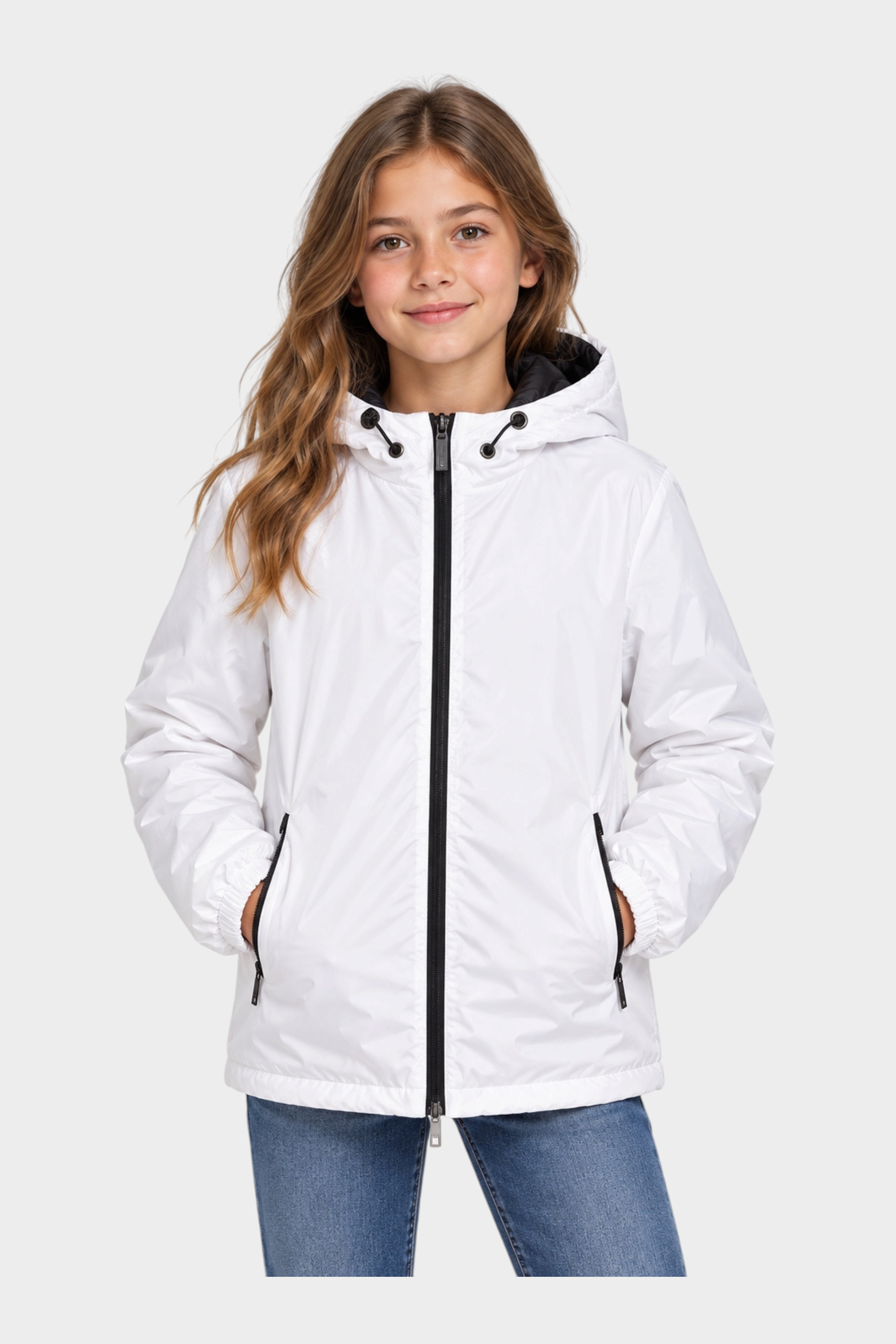 Ragazza indossa giubbino reversibile bianco Follower SRL con cappuccio e zip nera a contrasto