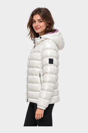 Modella indossa giubbino reversibile Follower SRL bianco lucido con cappuccio e chiusura a zip