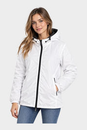 Modella indossa giubbino reversibile bianco Follower SRL con cappuccio e chiusura a zip nera