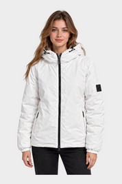 Modella indossa giubbino reversibile Follower SRL bianco con cappuccio, zip nera e logo sulla manica