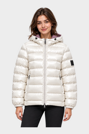 Modella indossa giubbino reversibile Follower SRL bianco lucido con cappuccio e chiusura a zip