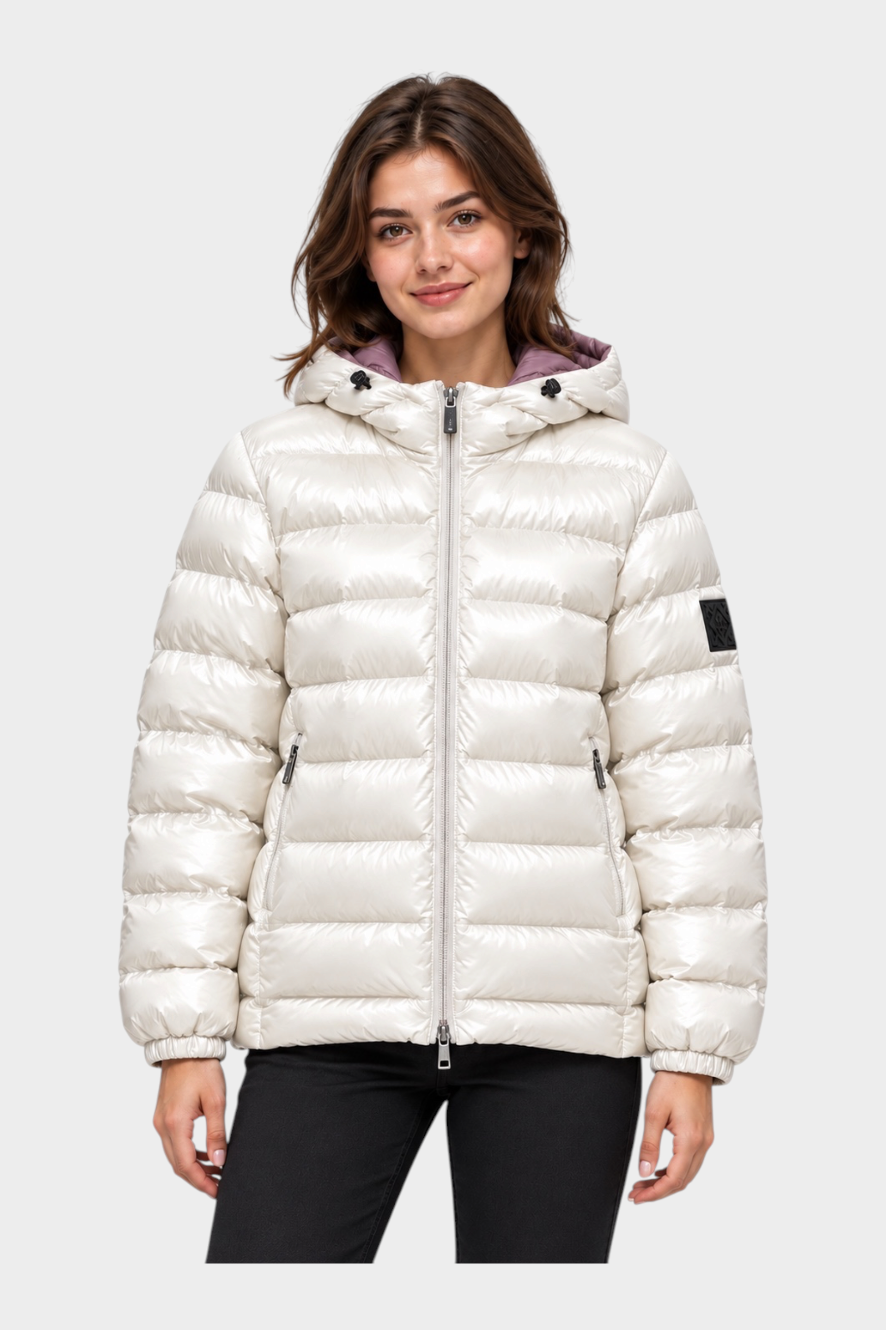Modella indossa giubbino reversibile Follower SRL bianco lucido con cappuccio e chiusura a zip