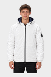 Modello indossa giubbino reversibile Follower SRL bianco con cappuccio e zip nera