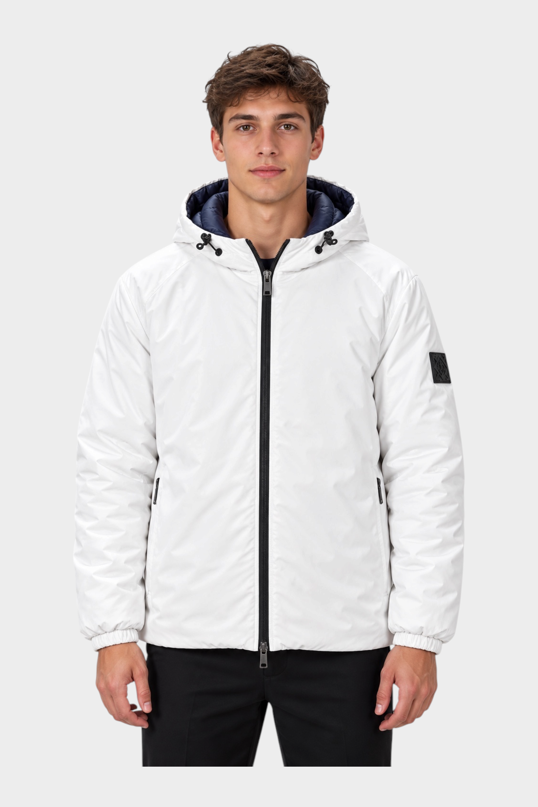 Modello indossa giubbino reversibile Follower SRL bianco con cappuccio e zip nera