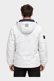 Giubbino reversibile Follower SRL bianco con cappuccio e stampa QR code sul retro indossato da un modello