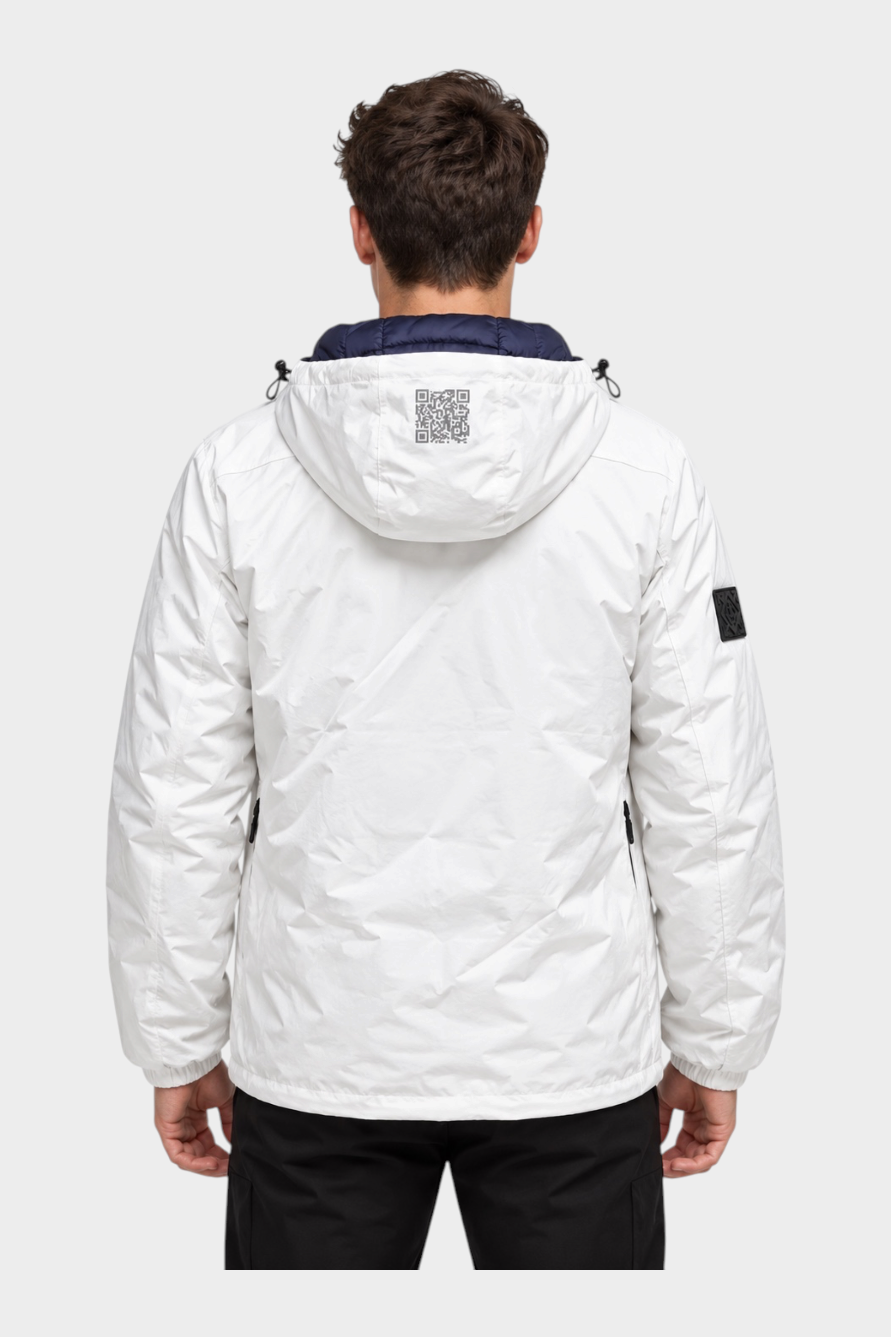 Giubbino reversibile Follower SRL bianco con cappuccio e stampa QR code sul retro indossato da un modello