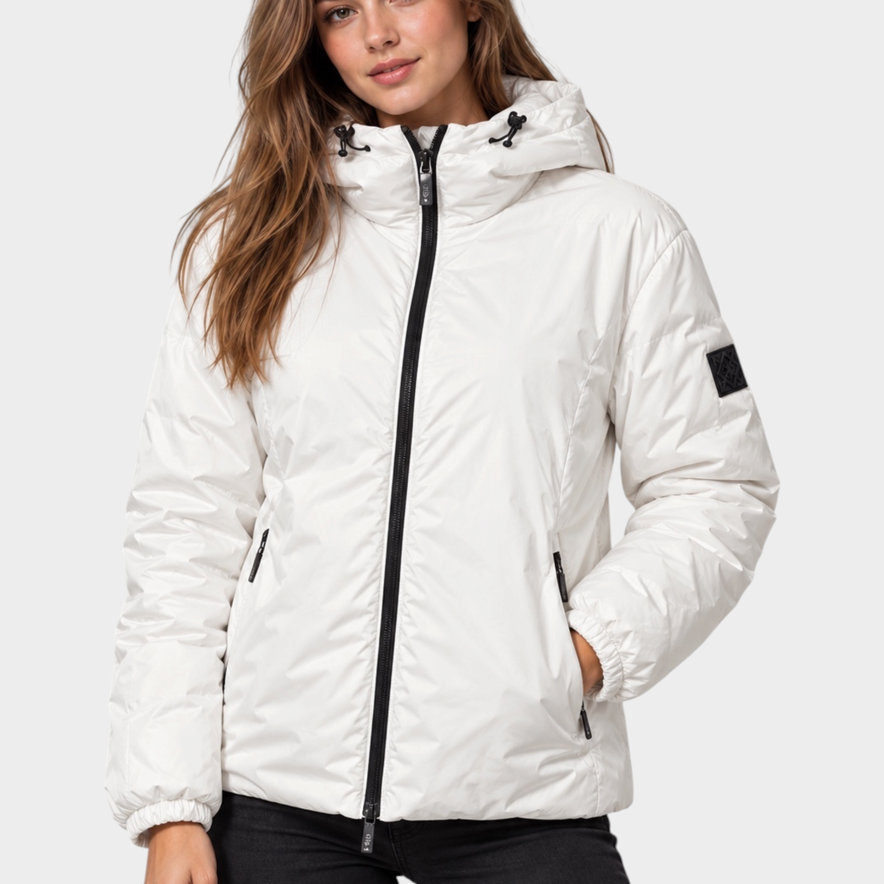 Modella indossa giubbino reversibile Follower SRL bianco trapuntato con cappuccio e zip nera a contrasto