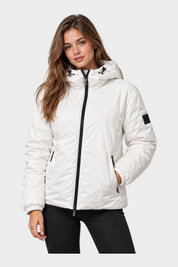 Modella indossa giubbino reversibile Follower SRL bianco trapuntato con cappuccio e zip nera a contrasto