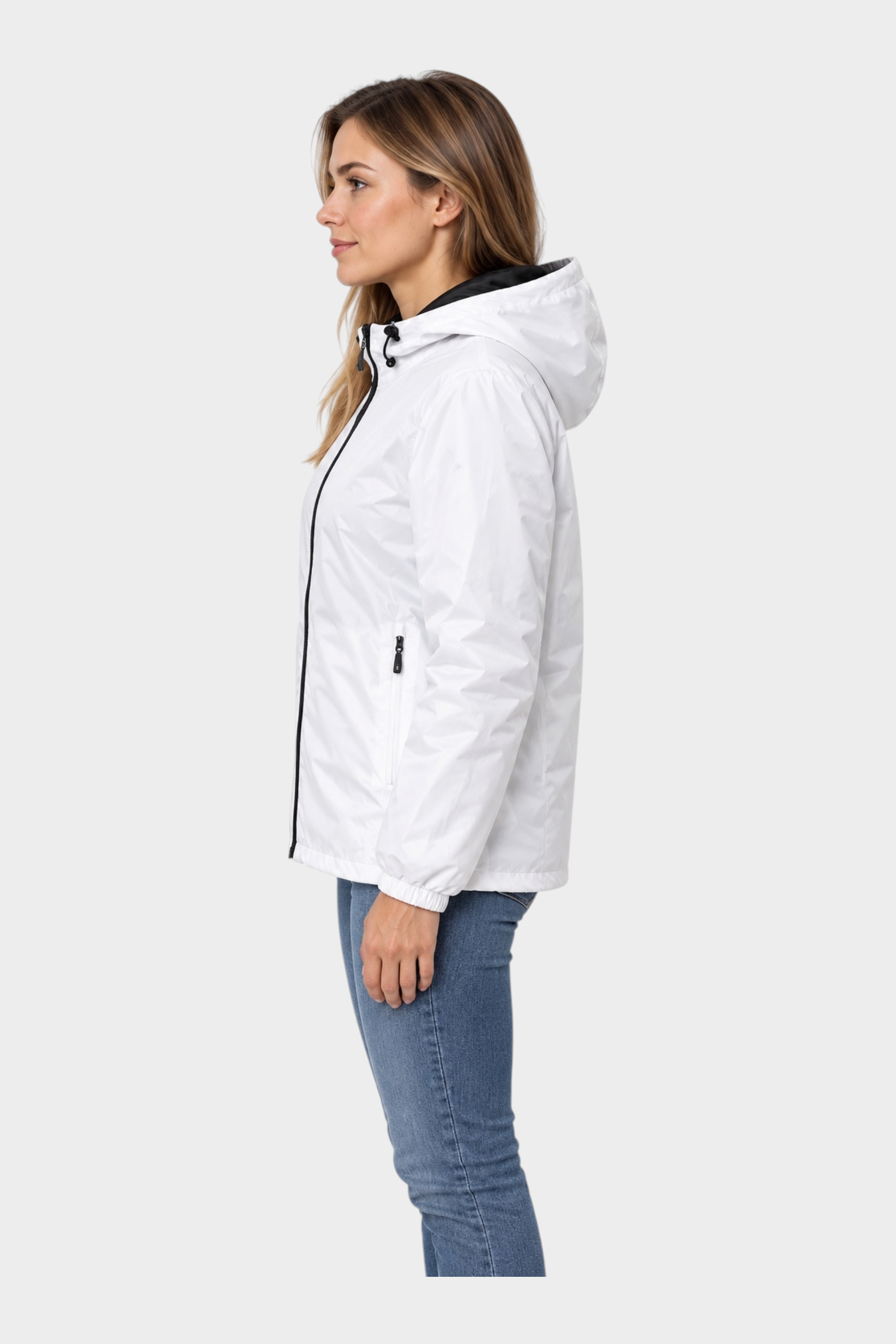 Modella indossa giubbino reversibile bianco con cappuccio Follower SRL, vista laterale su sfondo neutro