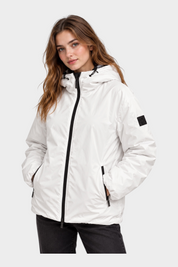 Modella indossa giubbino reversibile bianco Follower SRL con cappuccio, zip nera a contrasto e logo sulla manica