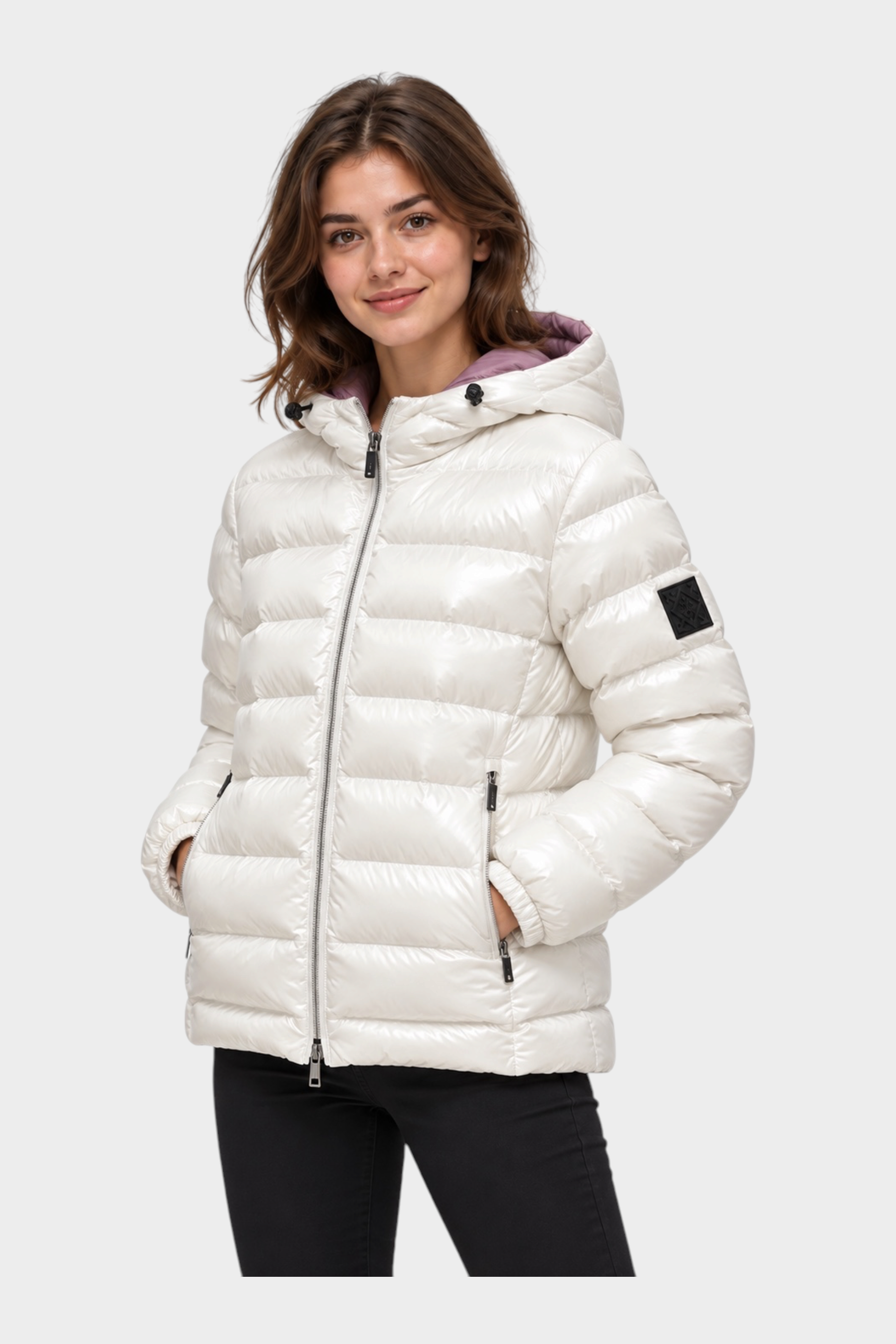 Modella indossa giubbino reversibile Follower SRL bianco lucido con cappuccio e chiusura a zip