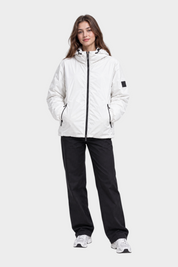 Modella indossa giubbino reversibile Follower SRL bianco con cappuccio, zip nera e logo sulla manica, stile unisex