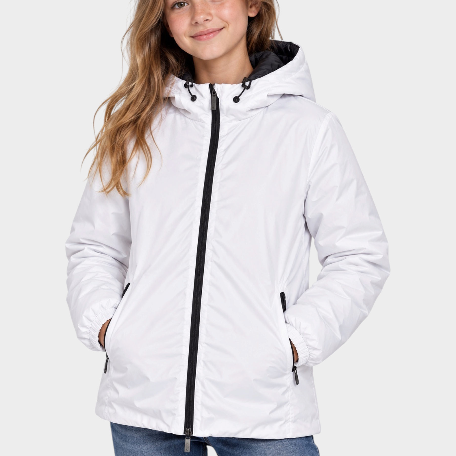 Ragazza che indossa un giubbino reversibile bianco Follower SRL con cappuccio e zip nera su sfondo neutro