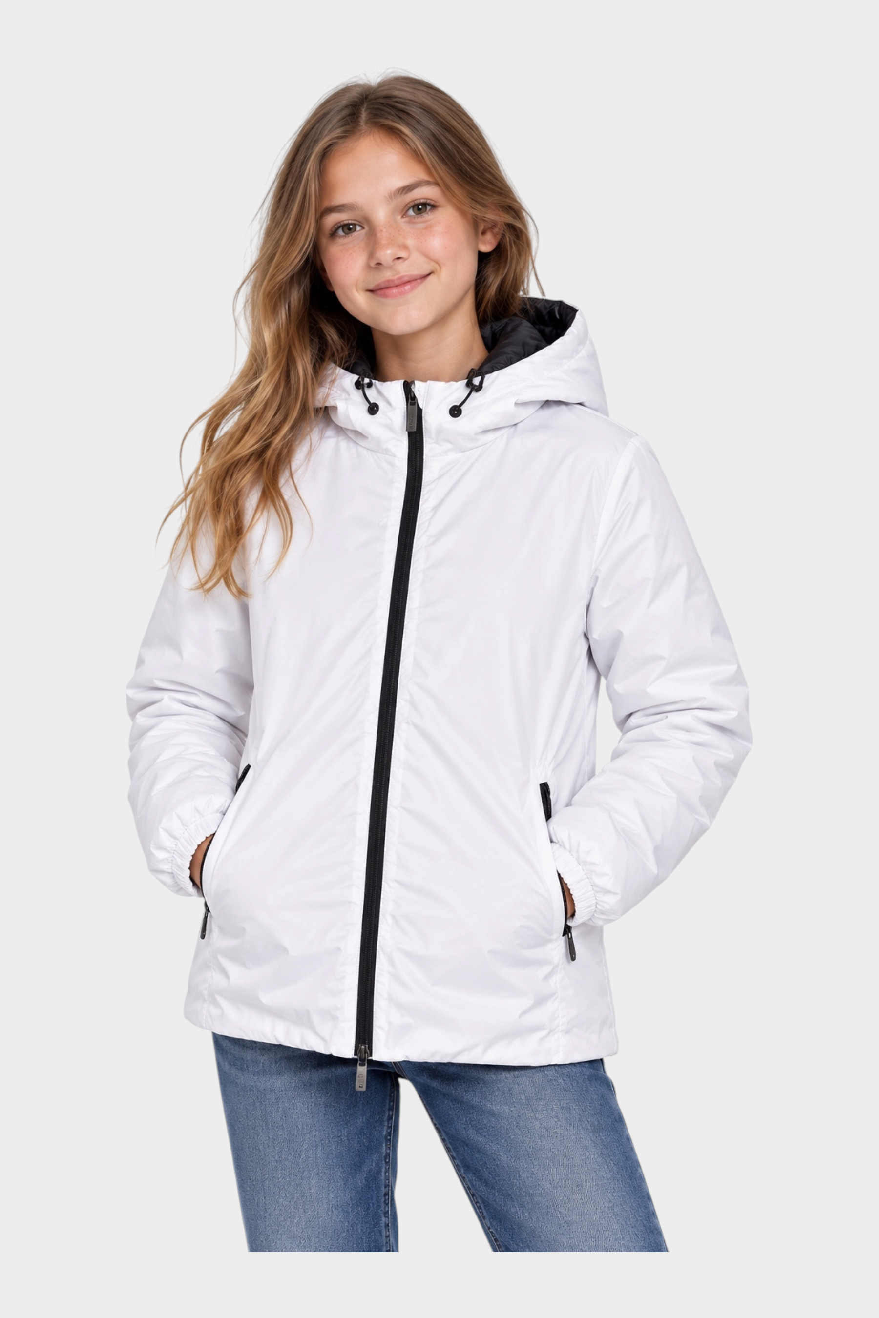Ragazza che indossa un giubbino reversibile bianco Follower SRL con cappuccio e zip nera su sfondo neutro