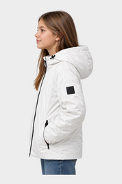Ragazza indossa giubbino reversibile bianco Follower SRL con cappuccio e logo nero sulla manica, vista laterale