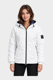 Giubbino reversibile Follower SRL bianco con cappuccio e zip nera indossato da una modella