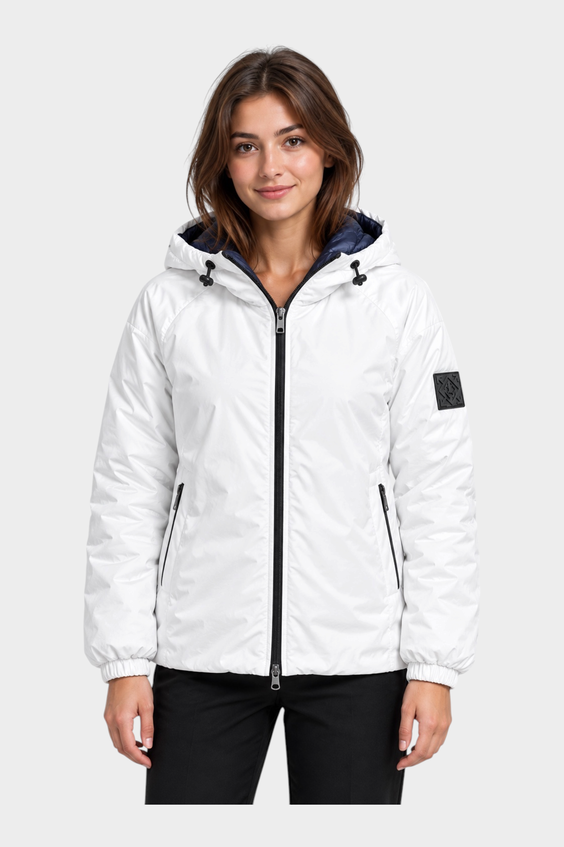 Giubbino reversibile Follower SRL bianco con cappuccio e zip nera indossato da una modella