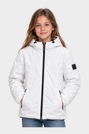 Ragazza indossa giubbino reversibile bianco Follower SRL con cappuccio e cerniera nera su sfondo neutro