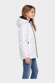 Ragazza indossa giubbino reversibile Follower SRL bianco con cappuccio e zip nera, vista laterale