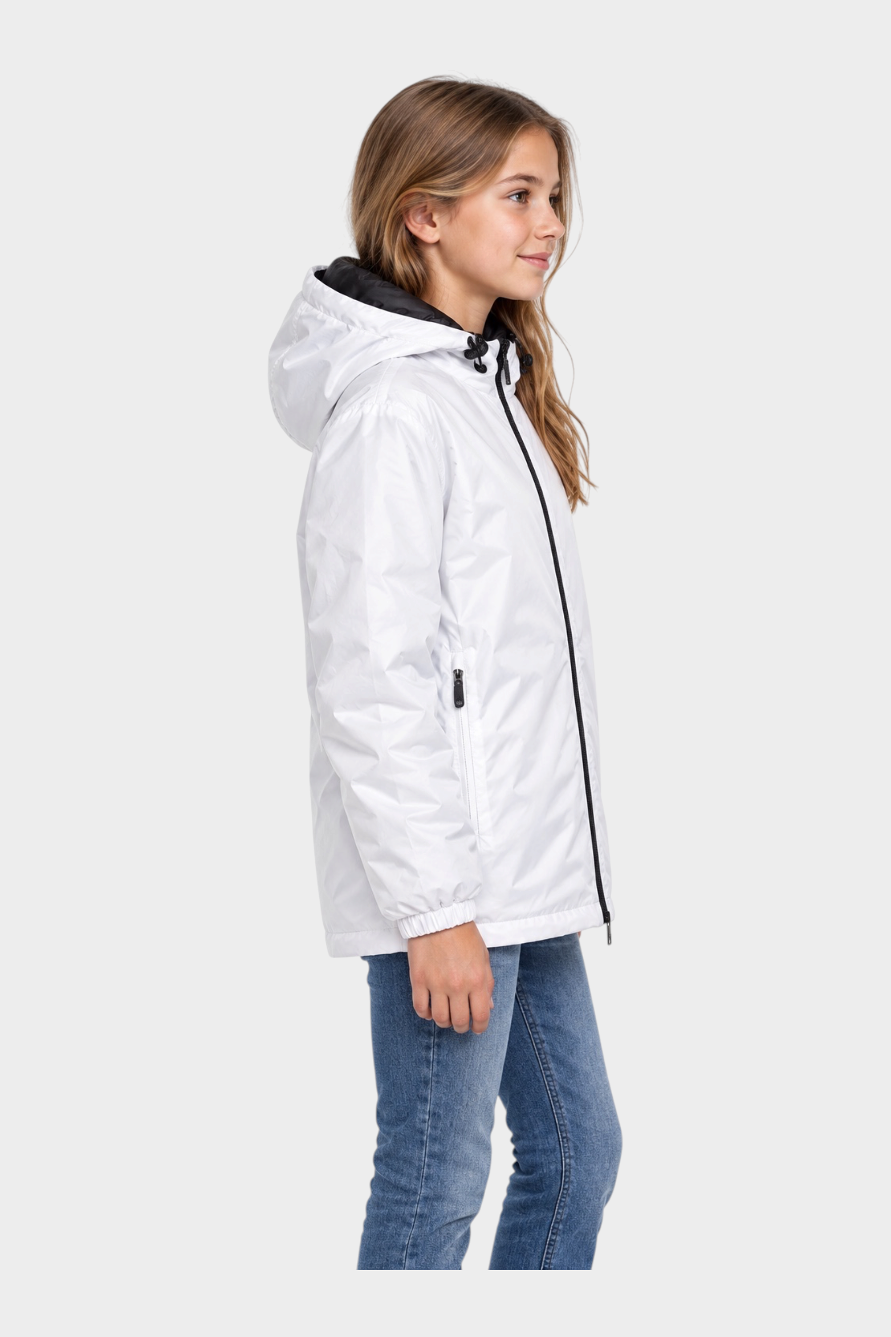 Ragazza indossa giubbino reversibile Follower SRL bianco con cappuccio e zip nera, vista laterale