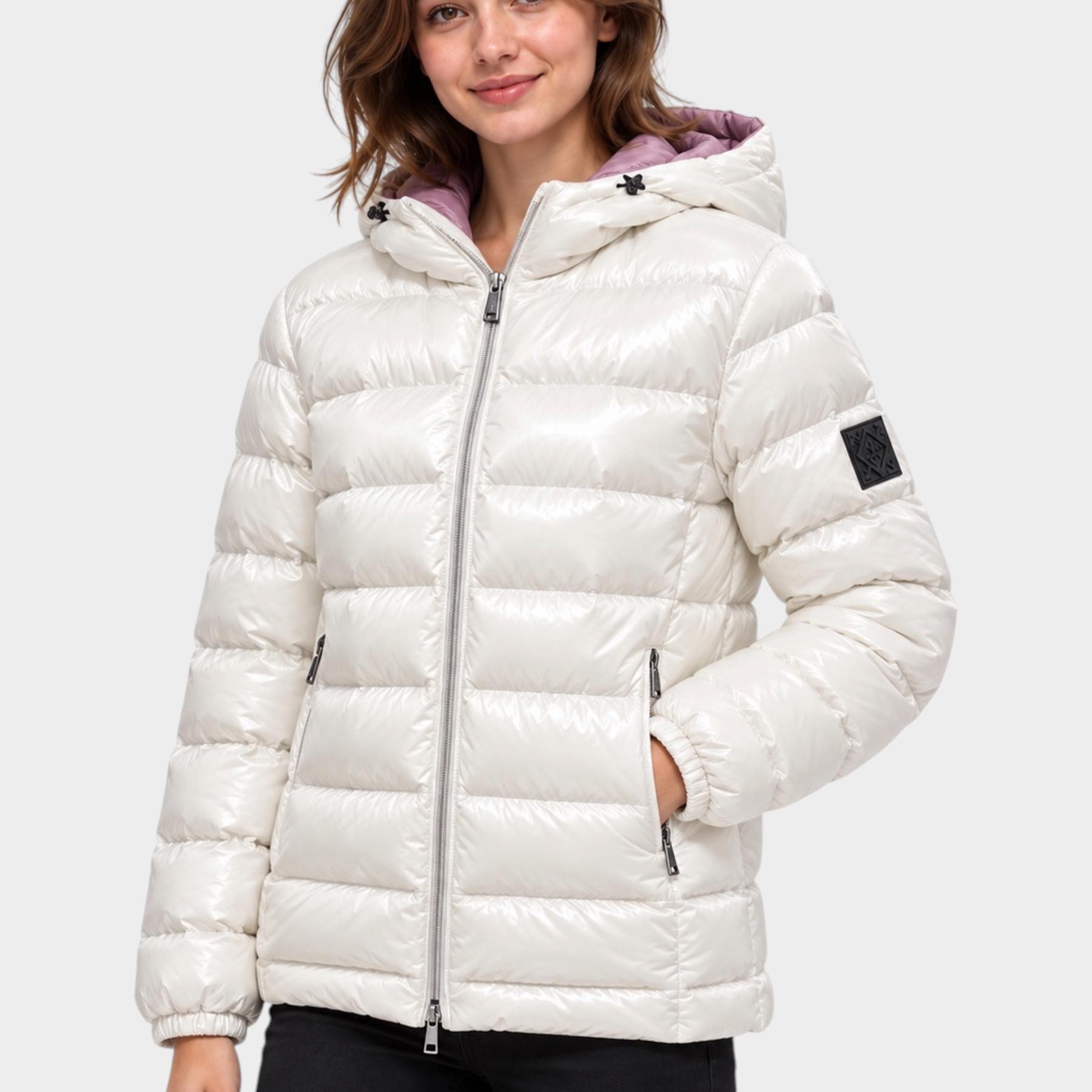 Modella indossa giubbino reversibile Follower SRL bianco lucido con cappuccio e chiusura a zip