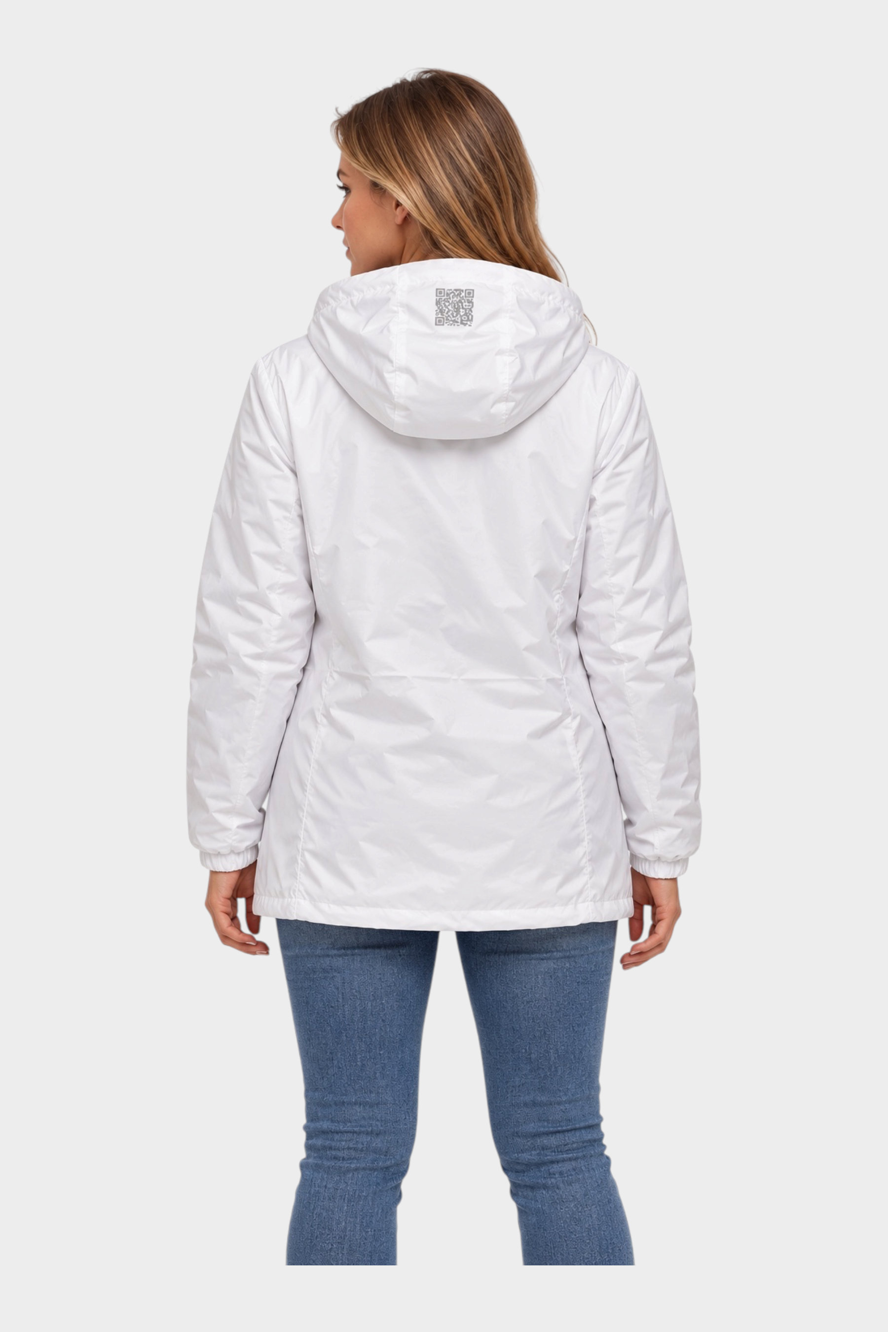 Giubbino reversibile Follower SRL bianco con cappuccio indossato da una modella, vista posteriore