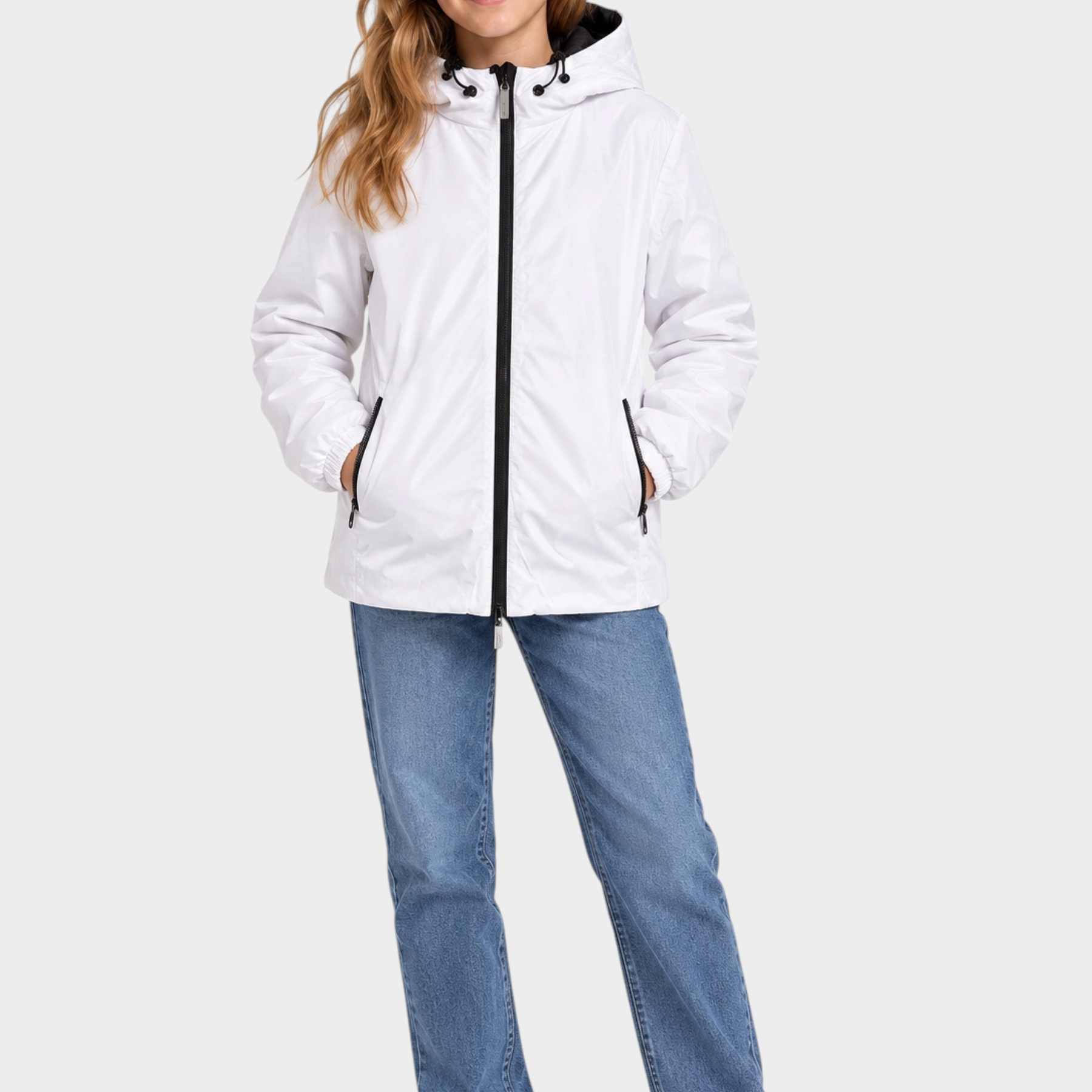 Ragazza indossa giubbino reversibile bianco Follower SRL con cappuccio e zip nera su jeans blu