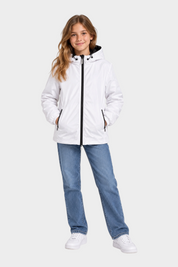 Ragazza indossa giubbino reversibile bianco Follower SRL con cappuccio e zip nera su jeans blu